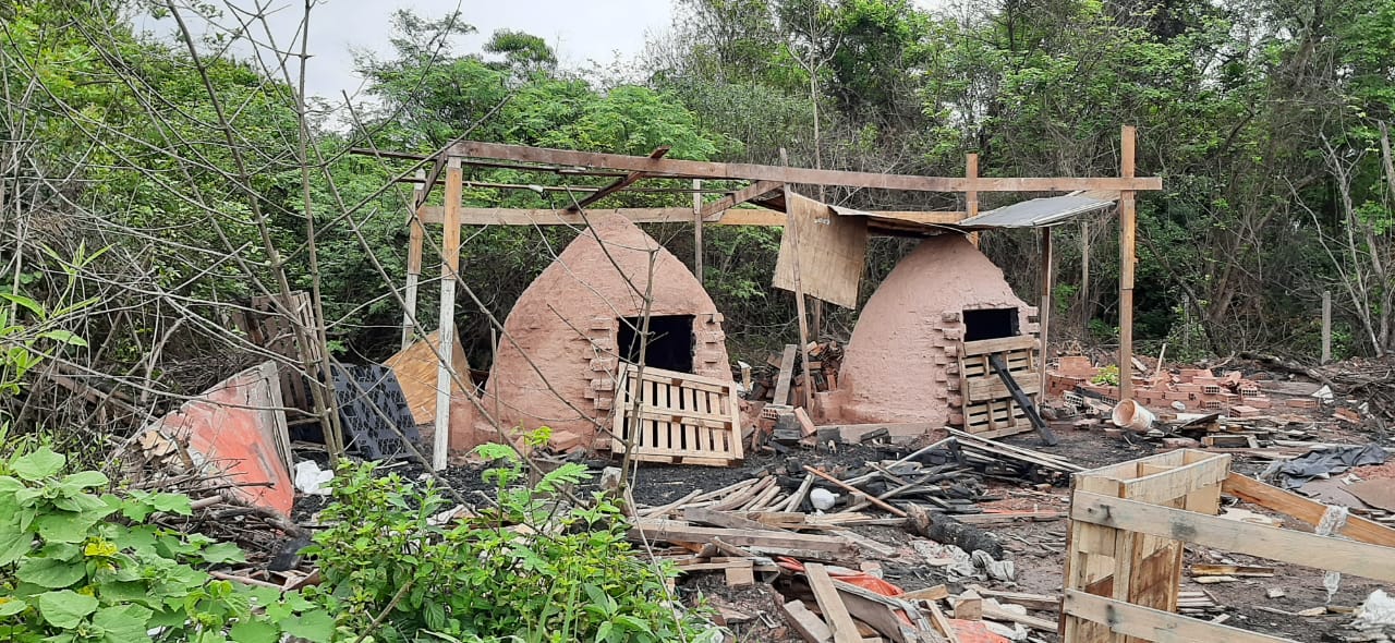 Denúncias do Linha Verde levam CPAm a destruir carvoaria clandestina em Duque de Caxias