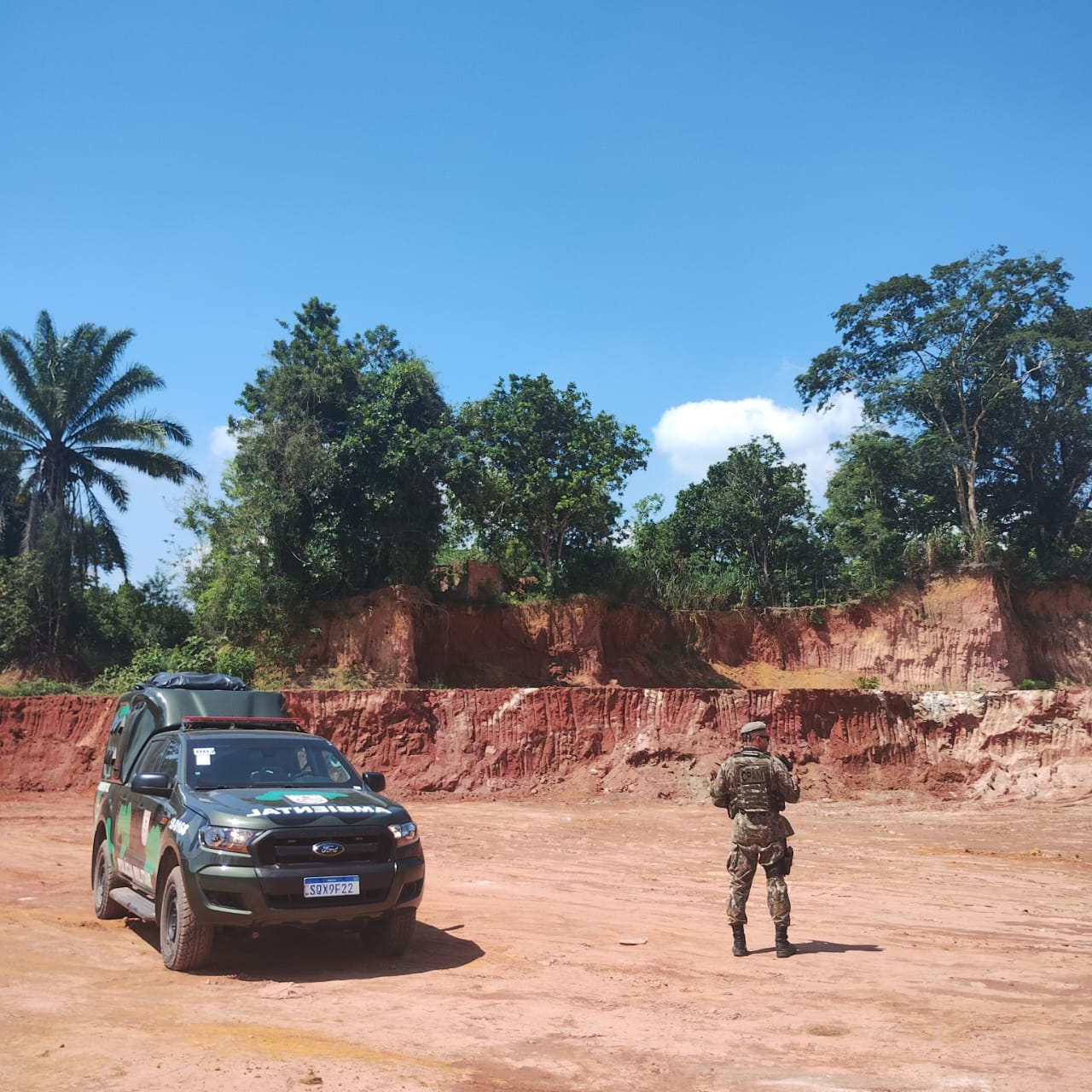 Polícia identifica degradação ambiental de uma área com 10 mil metros quadrados após denúncia de extração mineral em Nova Iguaçu 