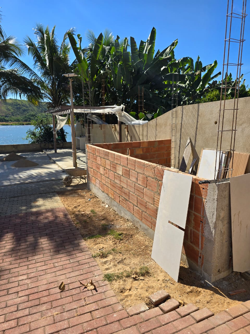 Denúncia leva polícia a flagrar construção irregular em área de preservação permanente em São Fidélis 