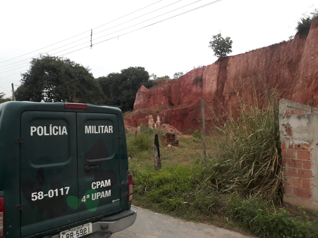 Polícia flagra extração de substância mineral em Itaguaí e retroescavadeira é apreendida