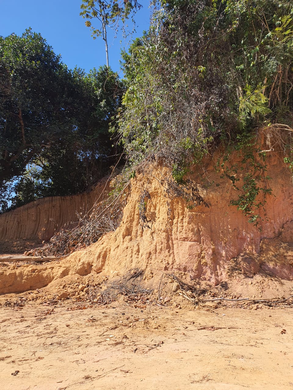 Polícia encontra indícios de extração irregular de recursos minerais em Magé