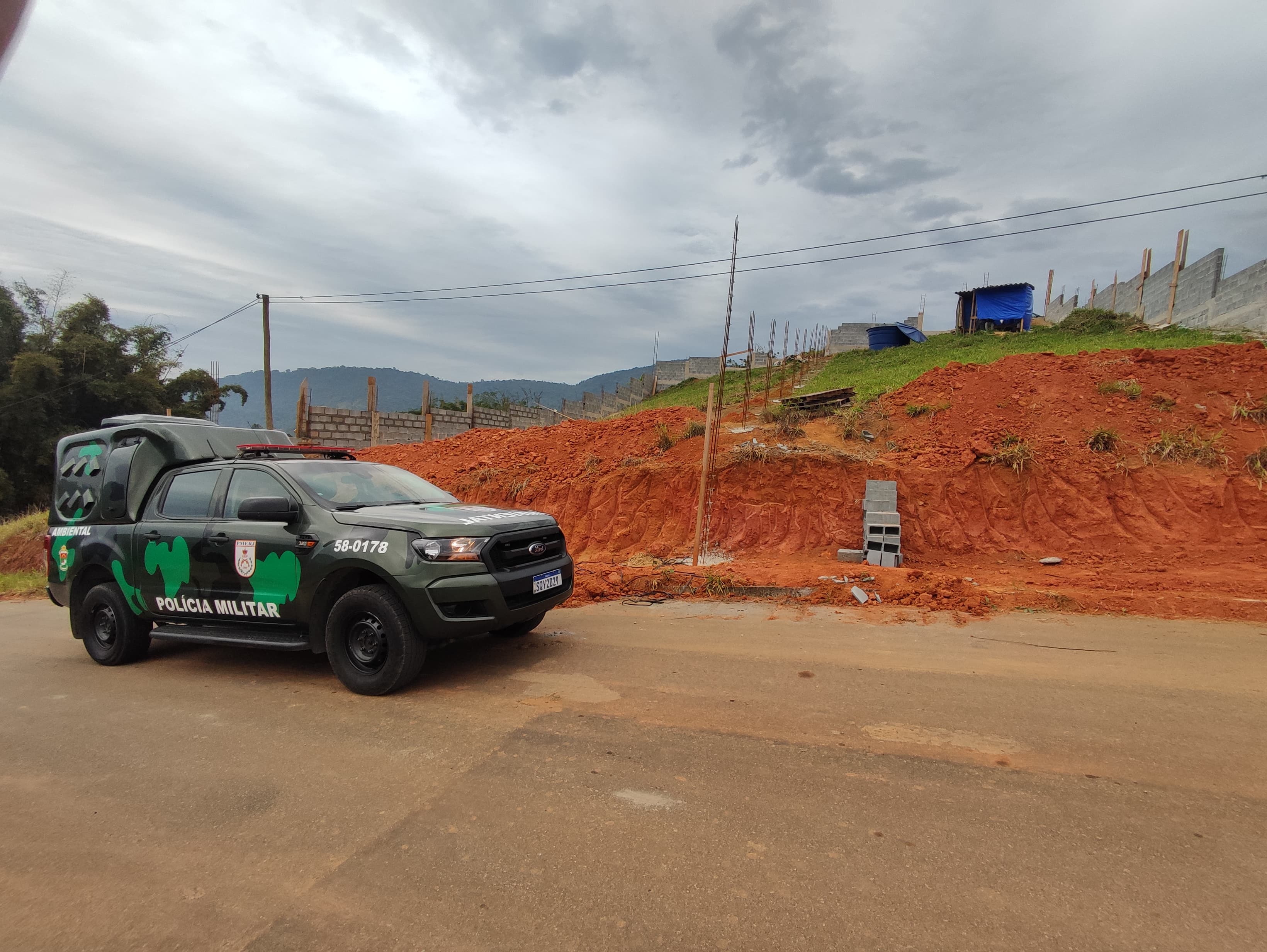 Polícia flagra construção irregular de muro e corte de talude em Paraty 