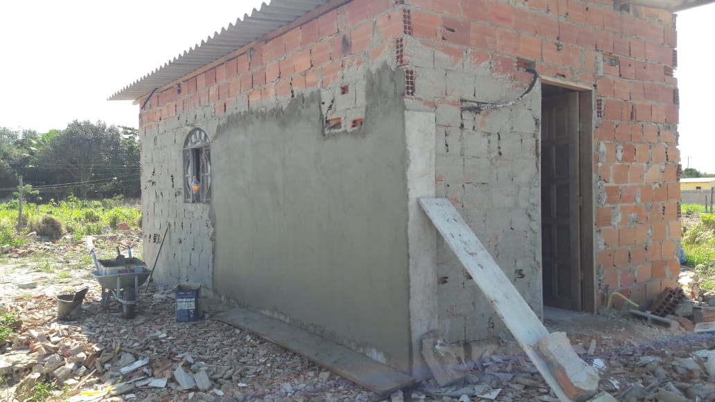 Polícia flagra construção irregular dentro de área de preservação em Arraial do Cabo