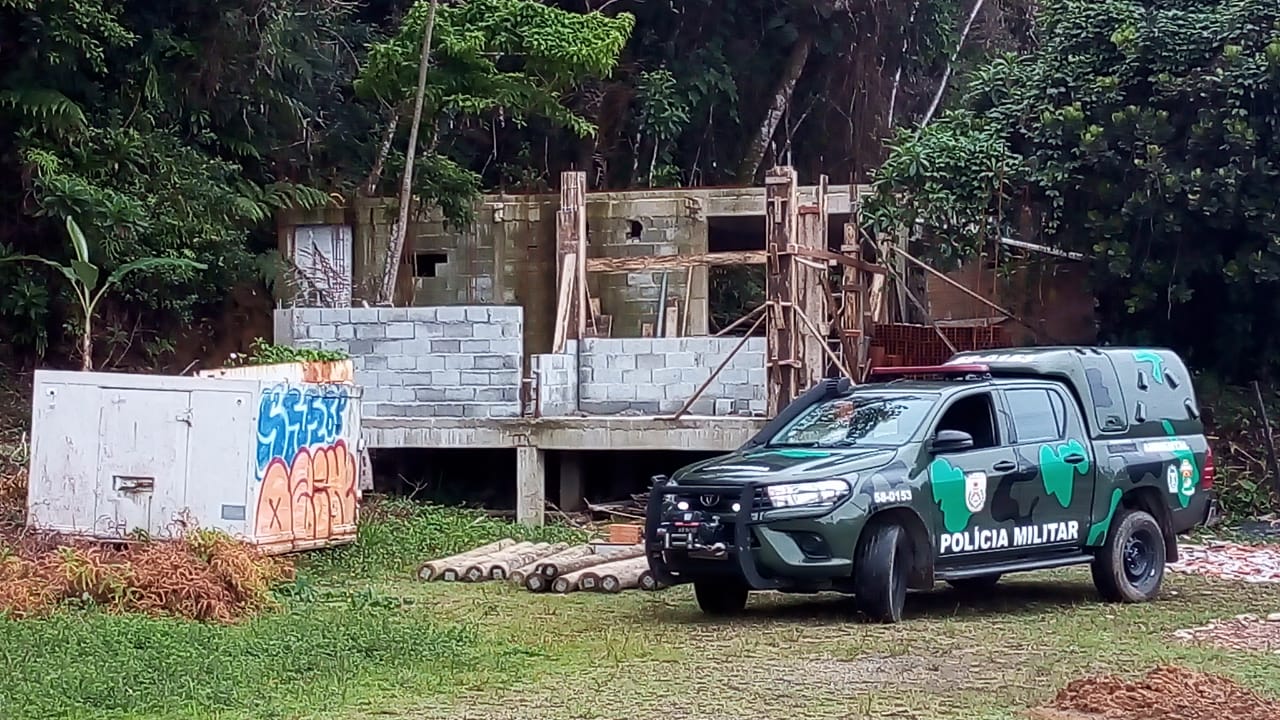 Policiais da 4ª UPAm flagram desmatamento e construção irregular em Unidade de Conservação em Paraty