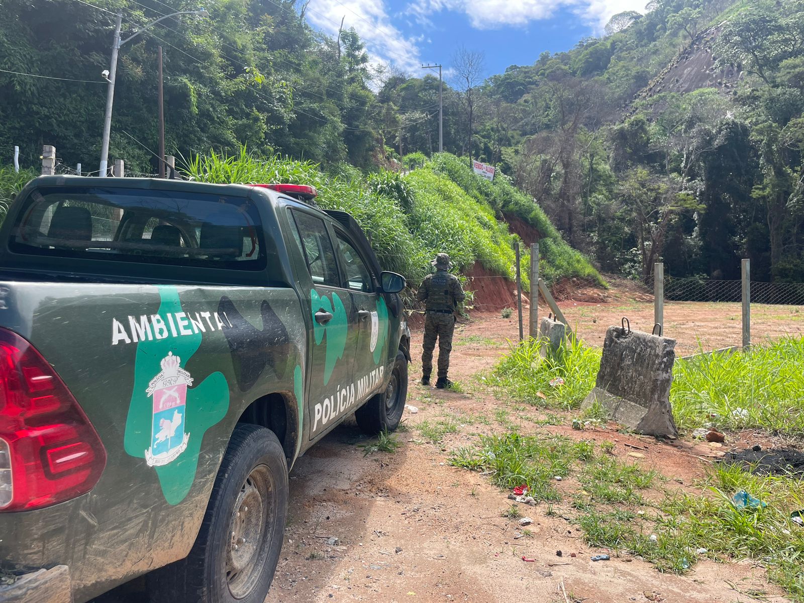 UPAm Três Picos fiscaliza terreno em Petrópolis após denúncia sobre loteamento irregular e desmatamento 