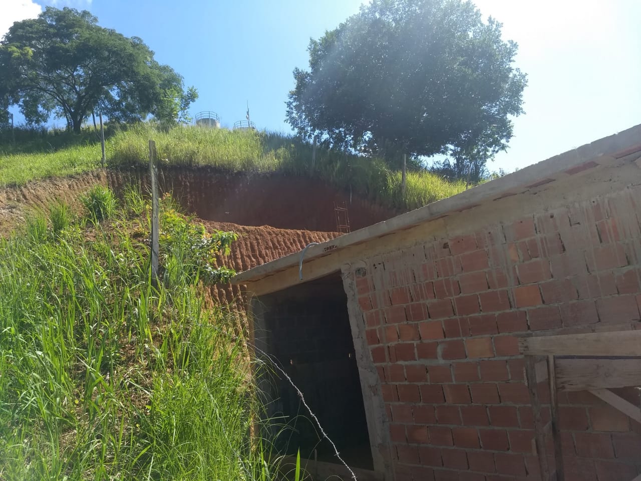 Polícia Ambiental identifica corte de talude e construção irregular em Paracambi após denúncia