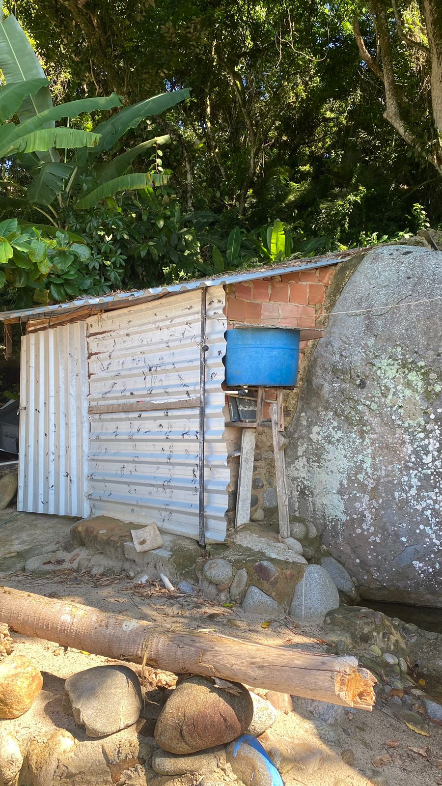 Polícia identifica construções irregulares e poluição em Praia de Mangaratiba