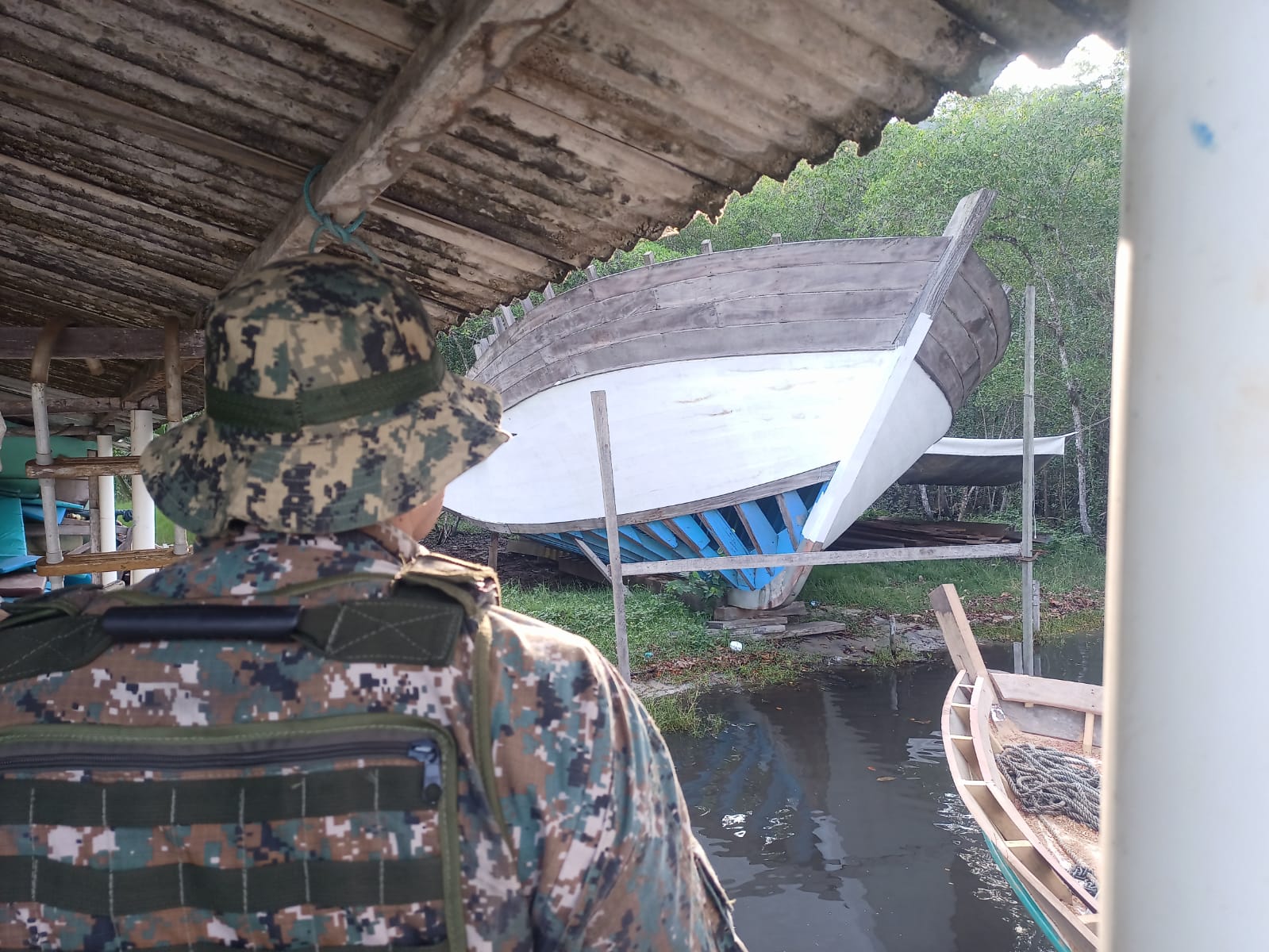 Denúncia de construção irregular de um barco leva polícia ambiental à enseada das estrelas, na Ilha Grande