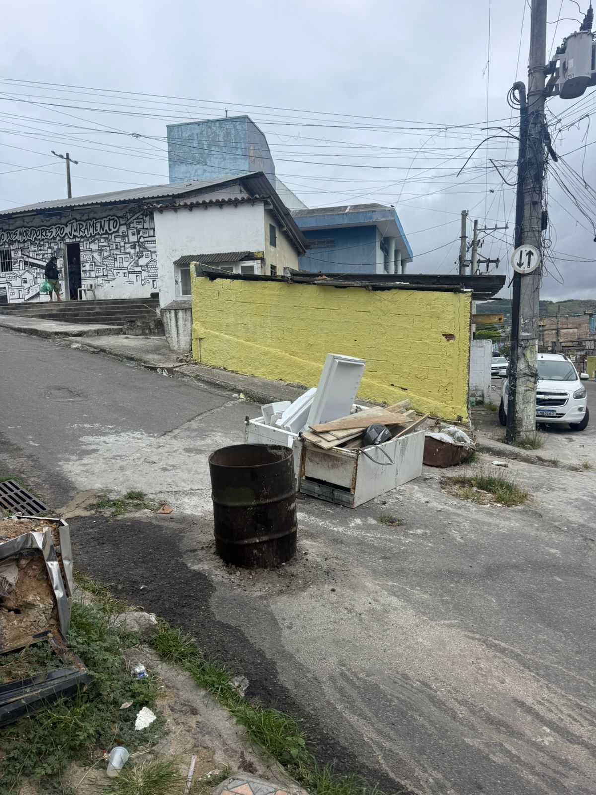 Polícia Militar retira 7 toneladas de barricadas em Vicente de Carvalho, após informação do Disque Denúncia 