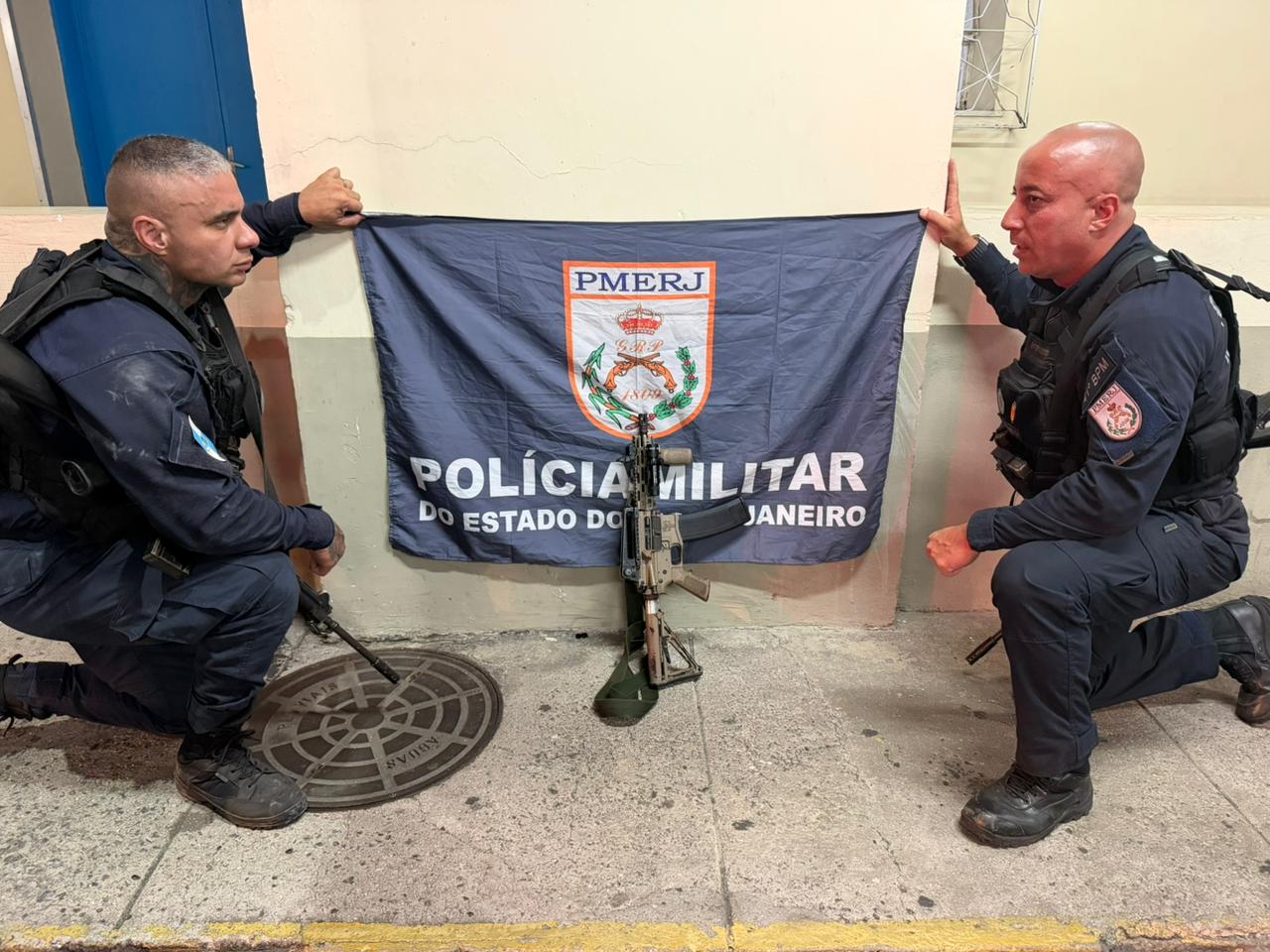 Militares do 41° BPM apreendem fuzil e munições em Anchieta, com apoio do Disque Denúncia