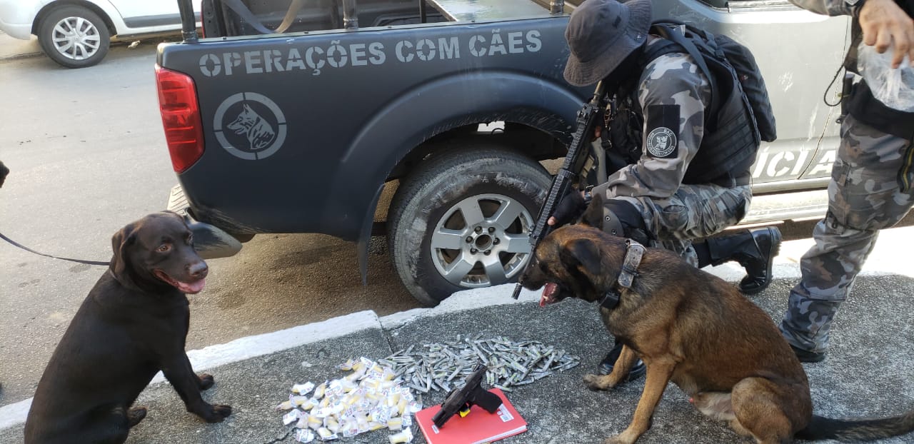 Policiais do BAC a apreendem drogas e armas na Comunidade Vila Operária, em Duque de Caxias