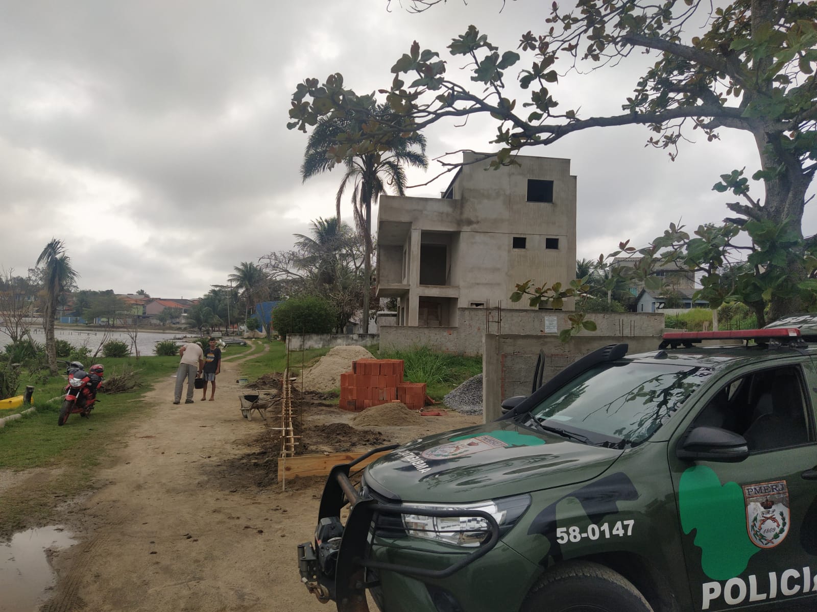Denúncia de construção irregular leva polícia ambiental à São Pedro da Aldeia