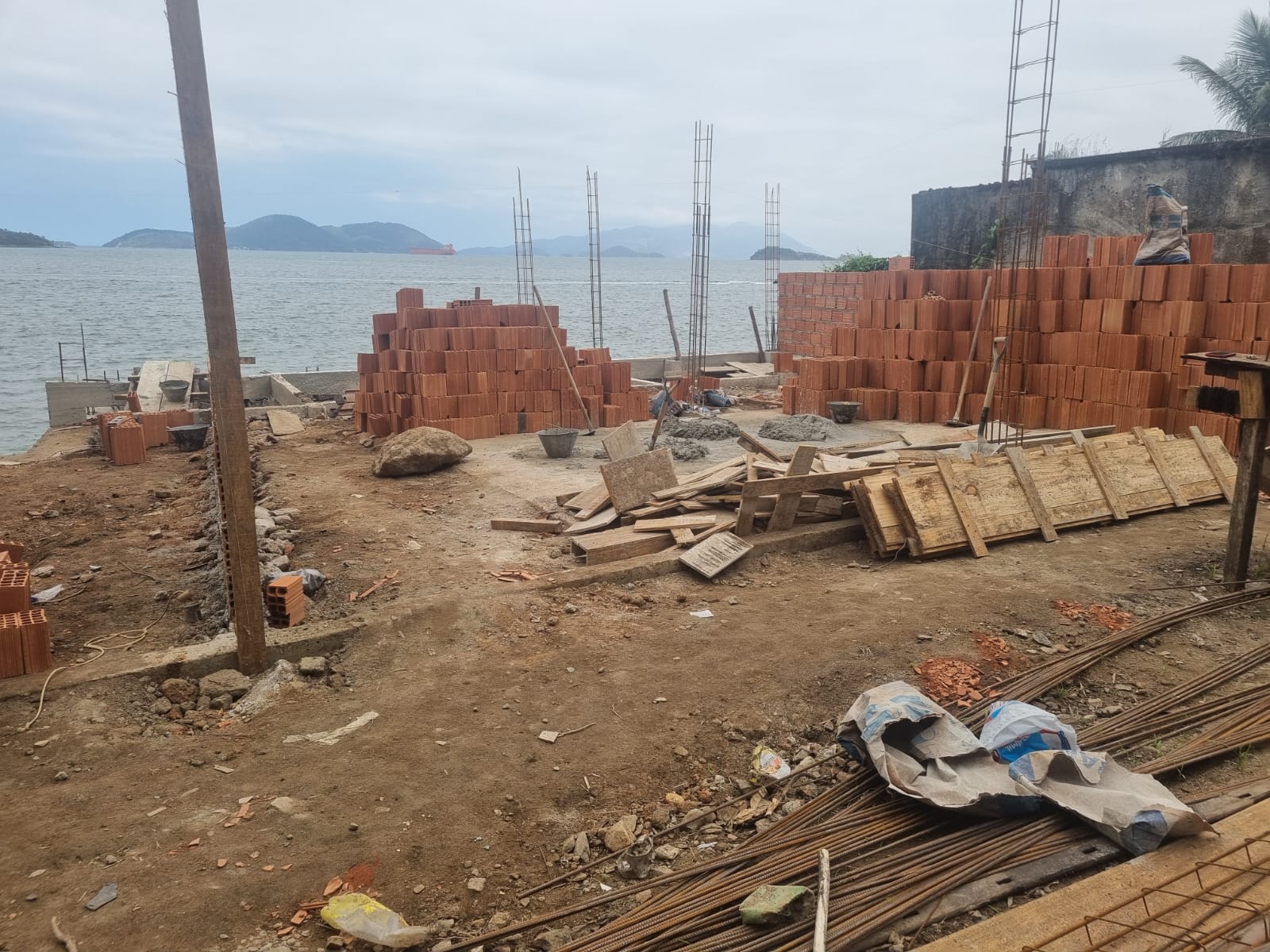 Polícia fiscaliza terreno e flagra degradação ambiental em Mangaratiba