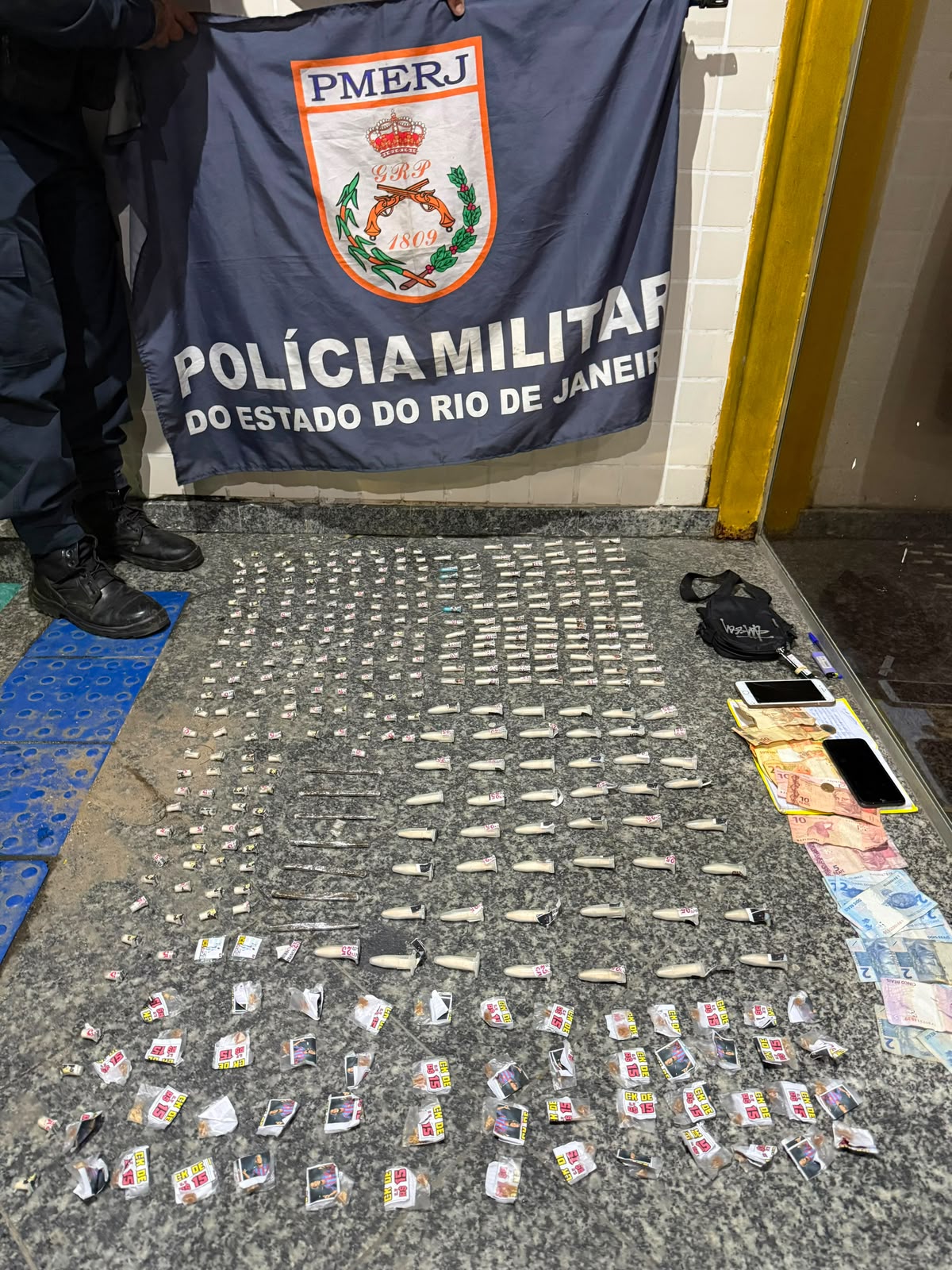 Com informações do Disque Denúncia, militares do 25º BPM apreendem drogas em Cabo Frio