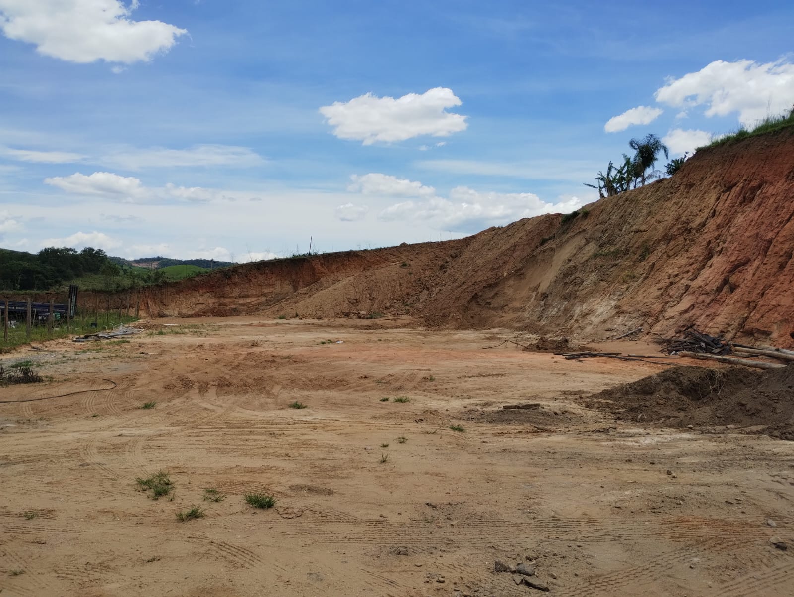 Polícia identifica extração irregular de terra em Piraí, após denúncia