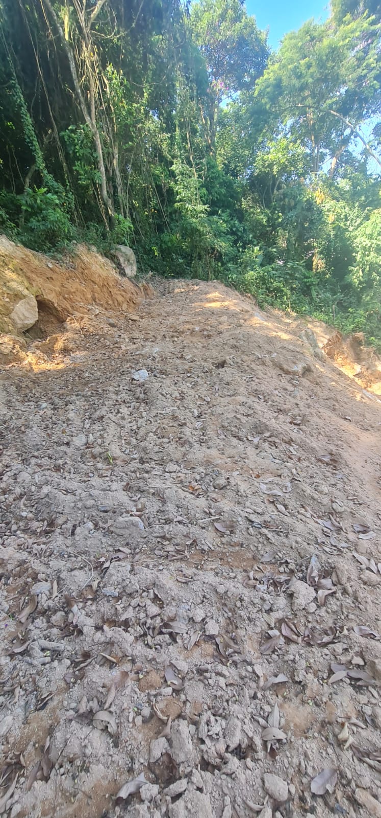 Denúncia leva polícia ambiental a corte de talude com movimentação do solo em Garatucaia