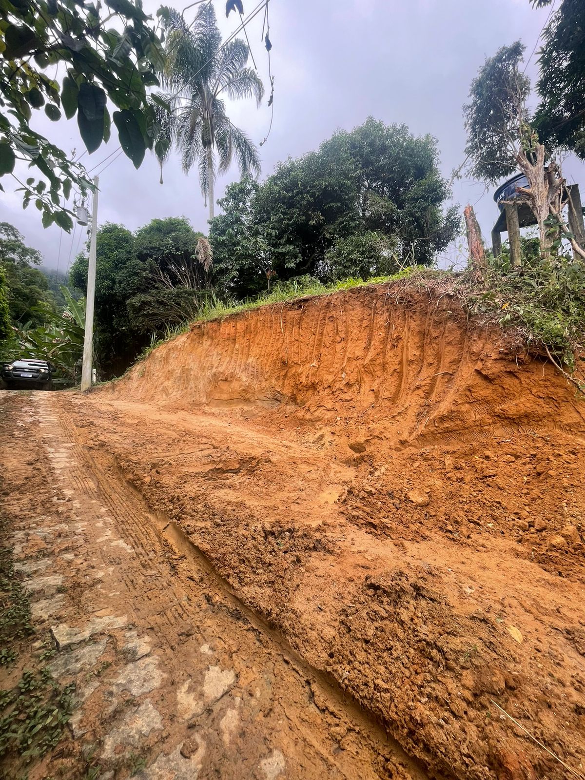 Informação do Linha Verde leva polícia a identificar corte de talude, abertura ilegal de estrada, extração mineral e aterramento em Angra dos Reis