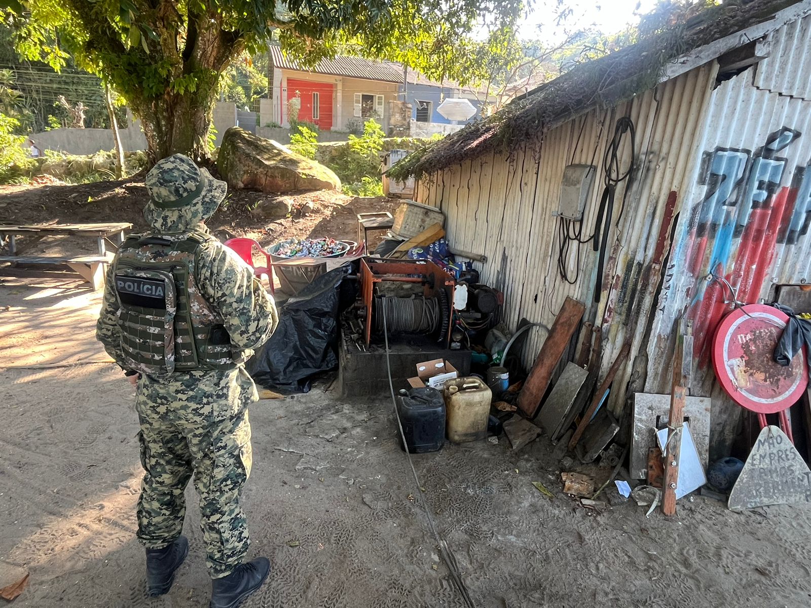 Após informação do Disque Denúncia, polícia ambiental flagra poluição em área de preservação na Ilha Grande 