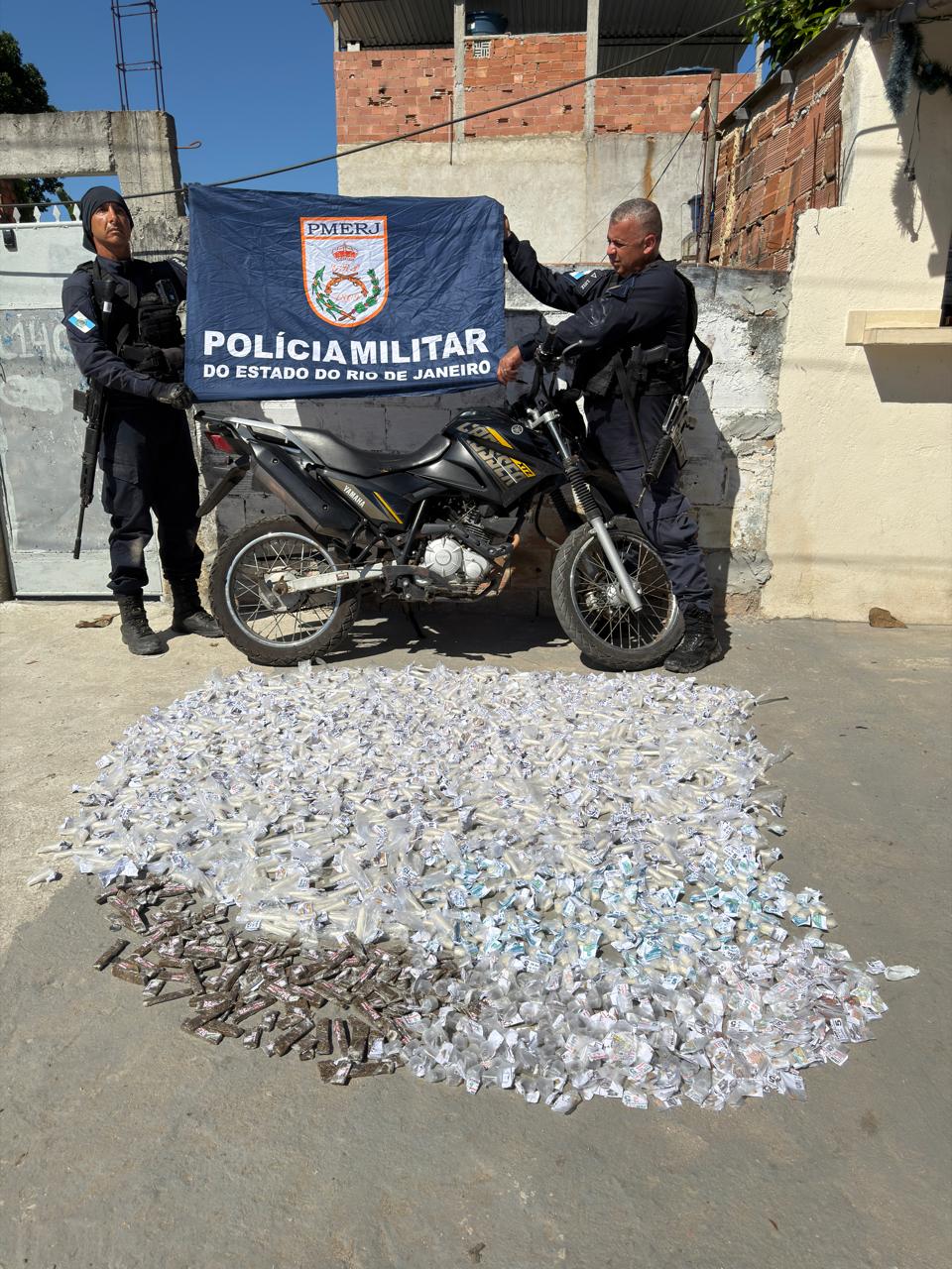 PM apreende moto e drogas em Duque de Caxias, depois de informações do Disque Denúncia
