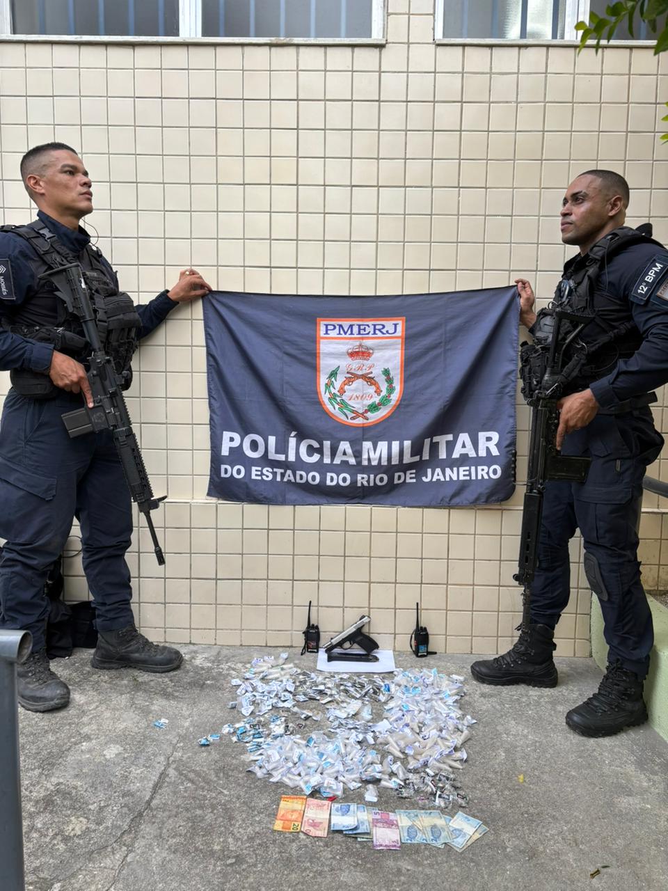 Militares do 12°BPM apreenderam pistola, rádios transmissores e drogas em Niterói, com ajuda do Disque Denúncia