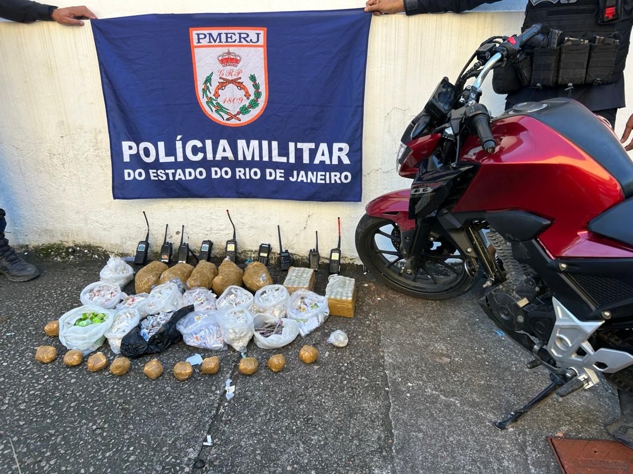 PM apreende moto, rádios transmissores e drogas em Duque de Caxias, com a ajuda do Disque Denúncia