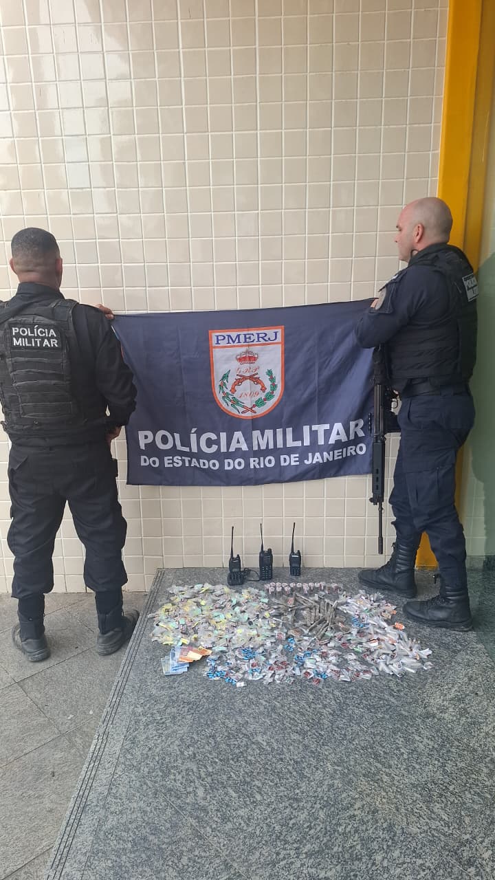 Após denúncia, PM apreende rádios transmissores e drogas em Niterói
