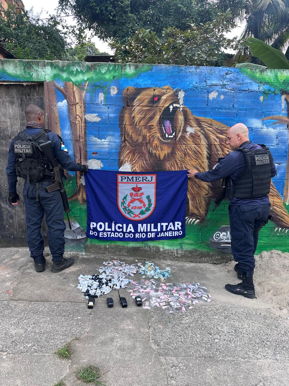 PM apreende rádios transmissores e drogas com ajuda do Disque Denúncia