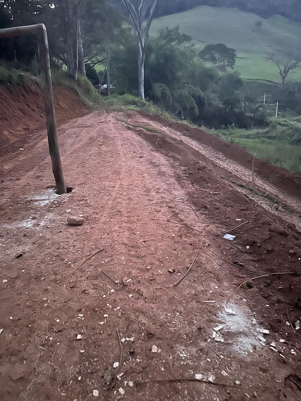UPAm Três Picos identifica corte ilegal de talude em Duas Barras, após denúncia ao Linha Verde 