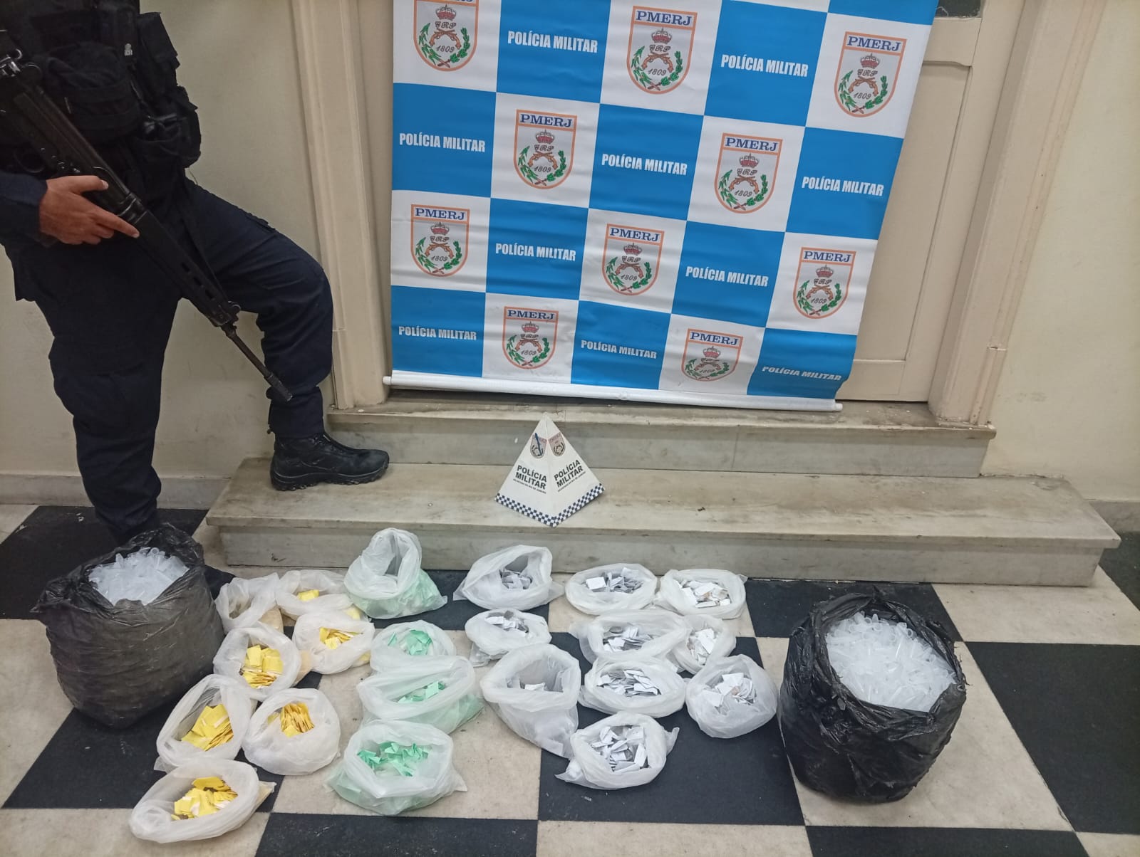 12° BPM apreende drogas em Niterói, depois de informações repassadas pelo Disque Denúncia