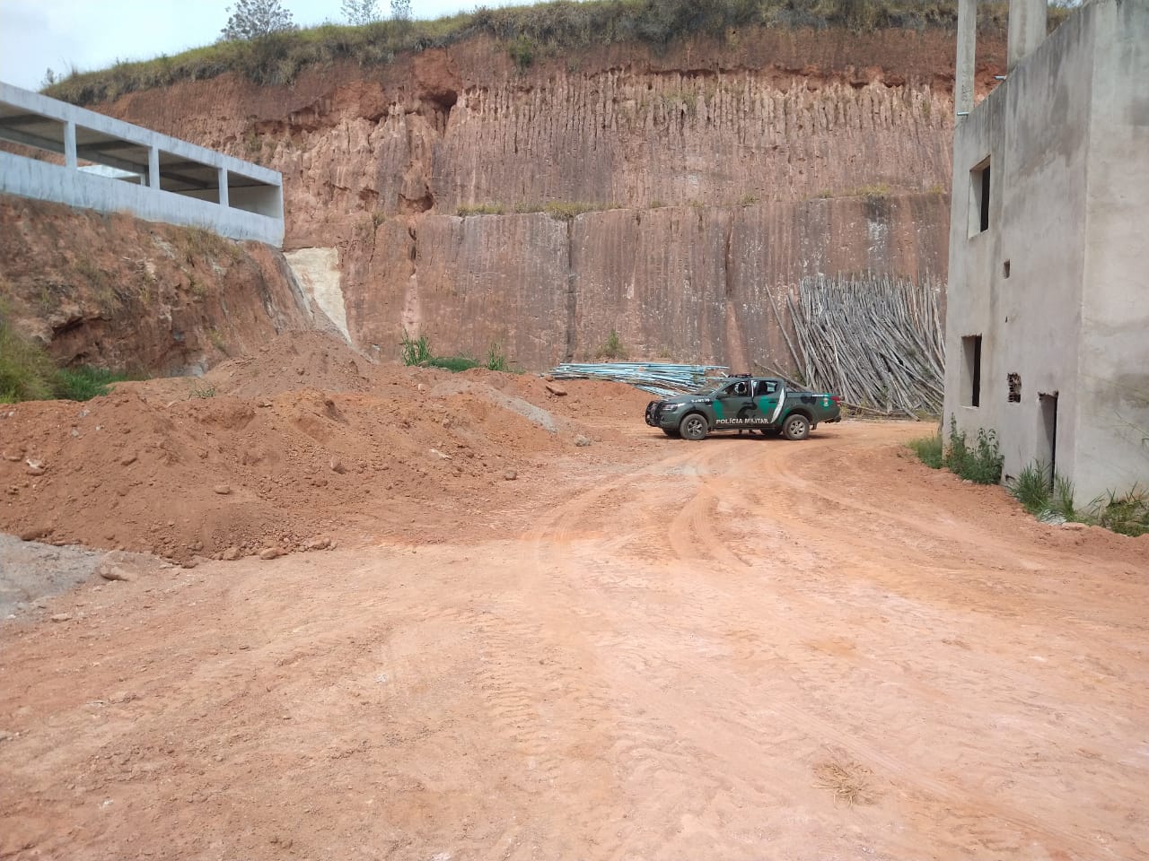 Polícia ambiental constata movimentação do solo em Sumidouro após informação encaminhada pelo Linha Verde