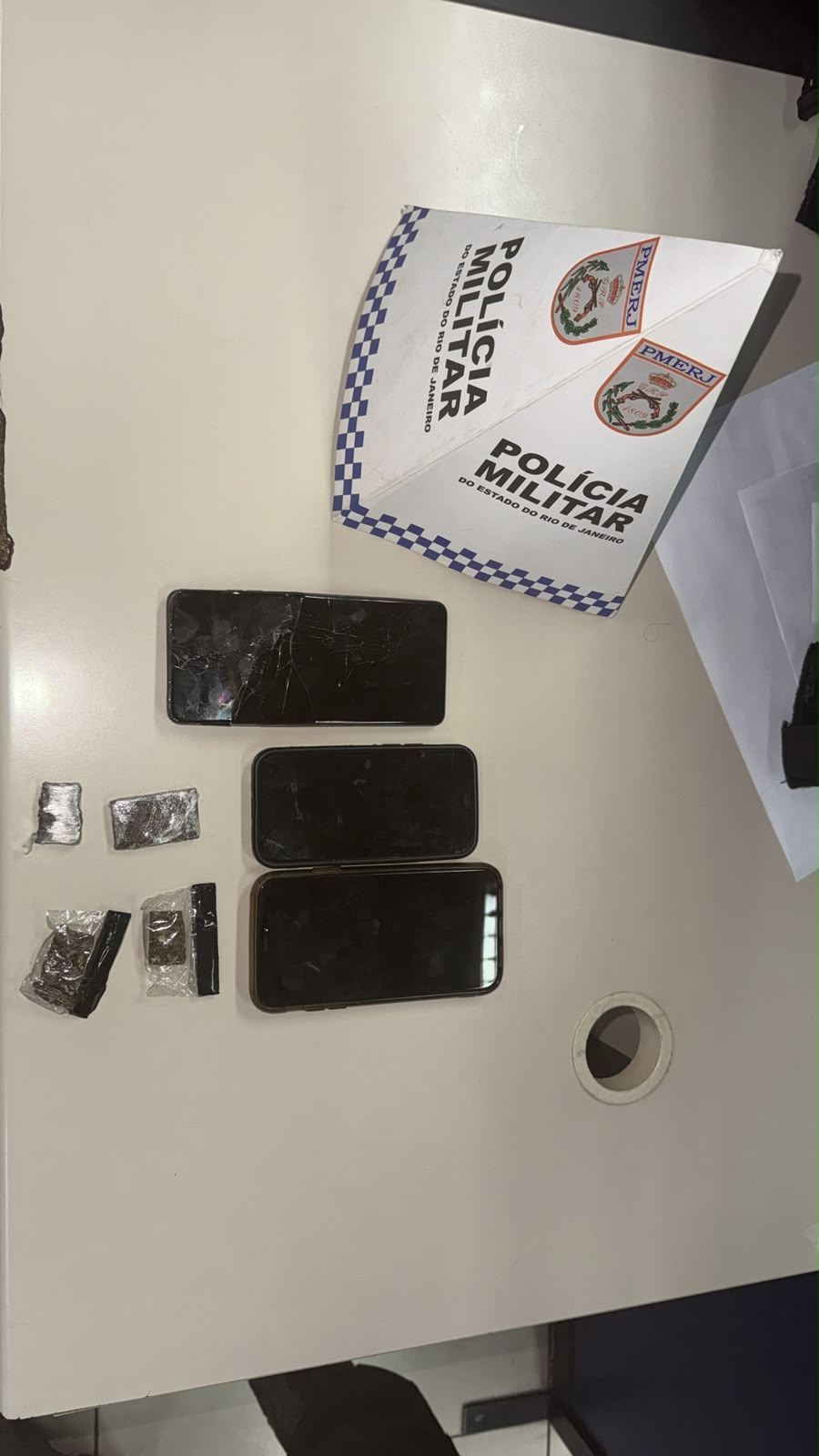 Com informações do Disque Denúncia, PMs do 12º BPM apreenderam drogas e celulares em Maricá