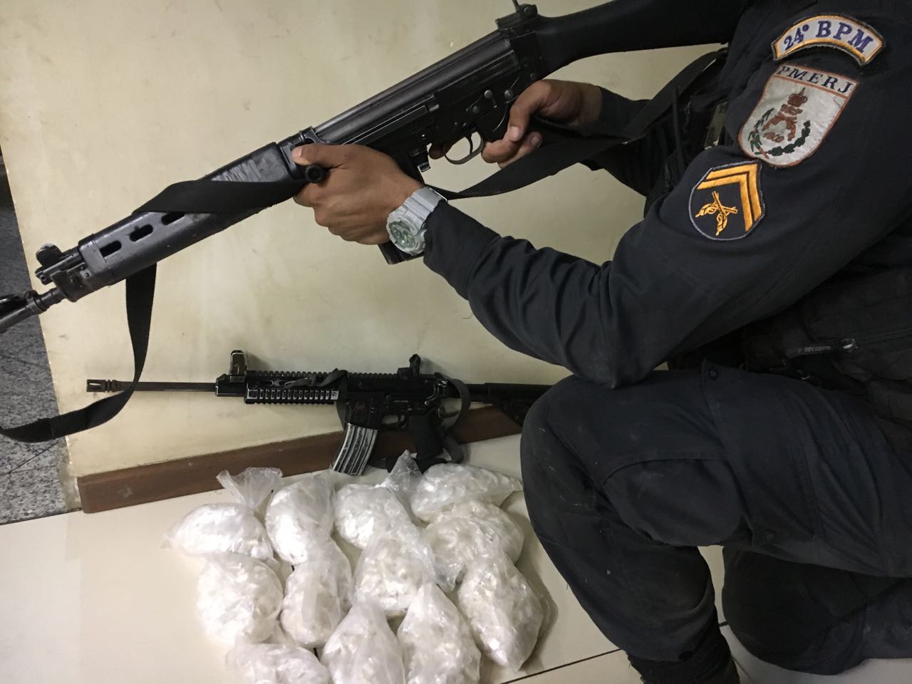Policiais do 24º BPM apreendem fuzil e drogas na Baixada Fluminense após informações do Disque-Denúncia