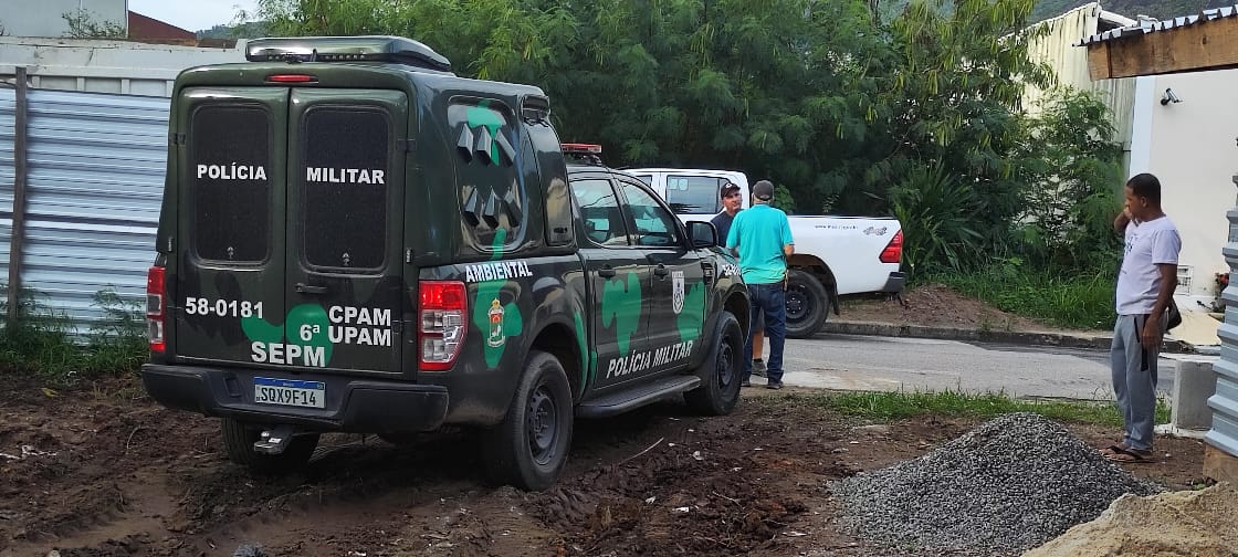 Polícia Ambiental flagra movimentação do solo e supressão de vegetação em bairro de Niterói após denúncia 