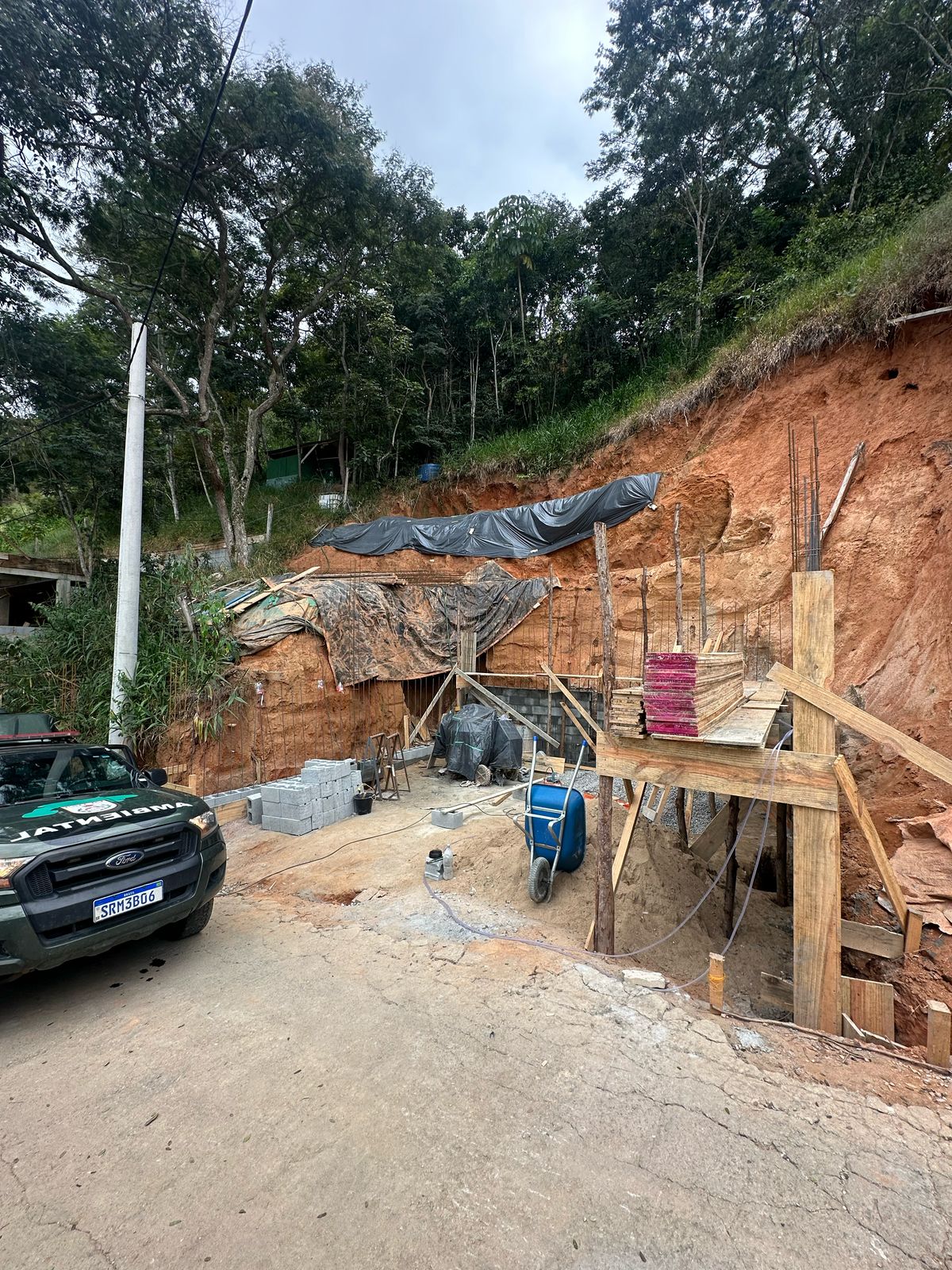 Menos de duas horas após denúncia feita ao Linha Verde, UPAm Três Picos flagra crime ambiental em Itaipava 