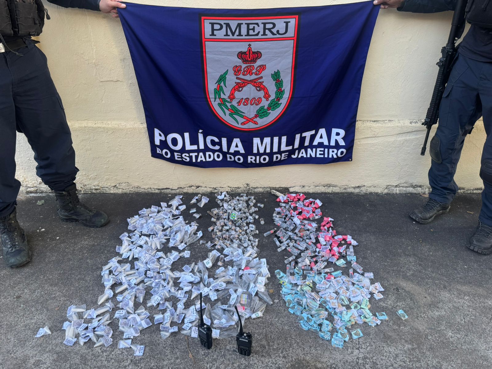 PM apreende motos, rádios transmissores e drogas em Belford Roxo, com ajuda do Disque Denúncia 
