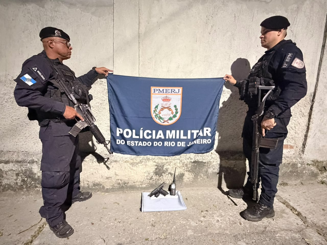 Com apoio do Disque Denúncia, PM prende três criminosos e apreende arma e rádio transmissor em Niterói