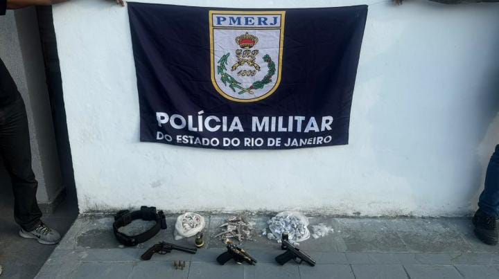 Com ajuda do Disque Denúncia, militares do 15°BPM apreendem armas e drogas em Duque de Caxias