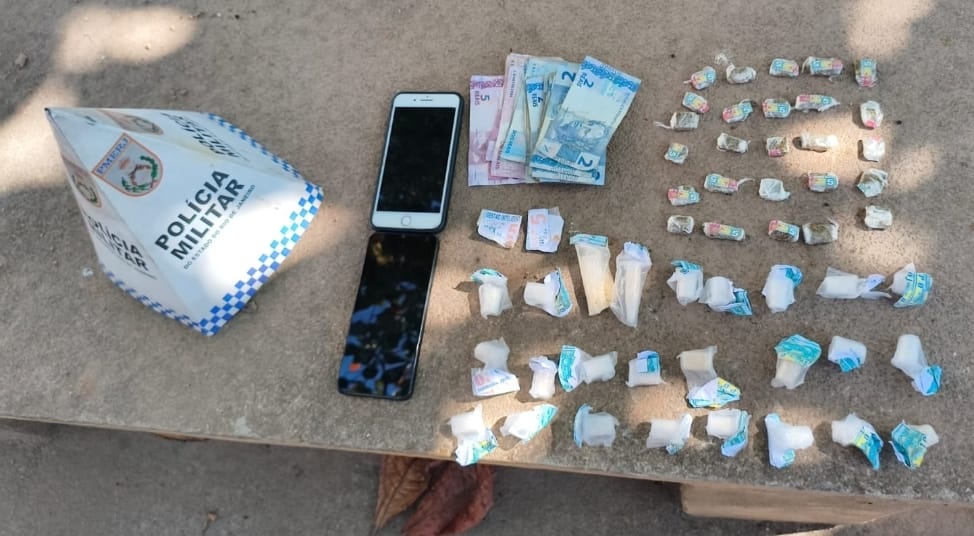 39°BPM apreende drogas e celulares em Belford Roxo, com ajuda do Disque Denúncia