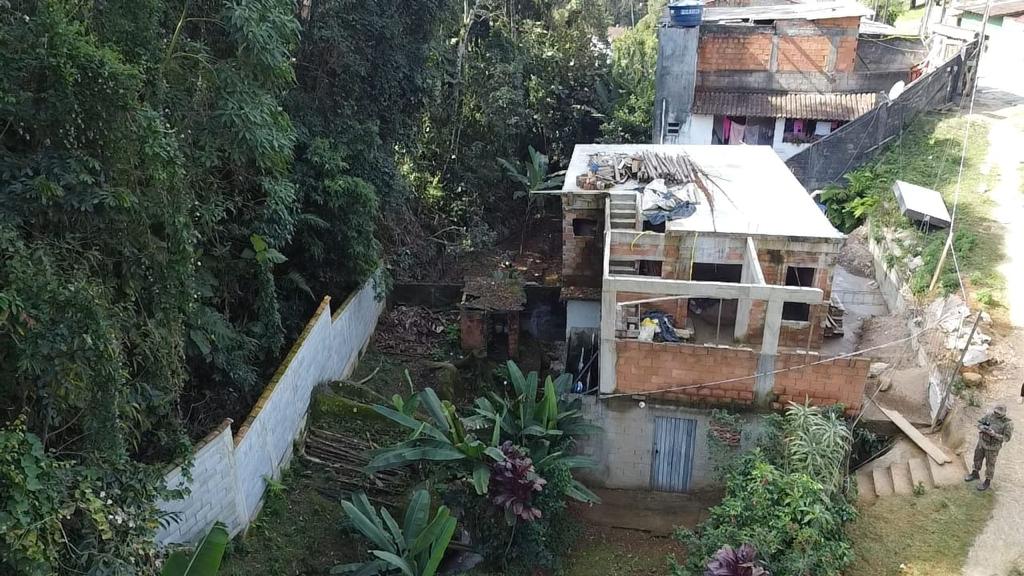 Polícia Ambiental identifica construção irregular a menos de um metro de um corpo hídrico em Teresópolis, na região serrana