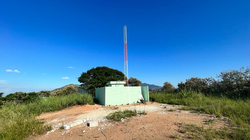 Informação do Linha Verde leva UPAm à descobrir construção que seria usada para distribuição clandestina de internet e tv na Praça Seca