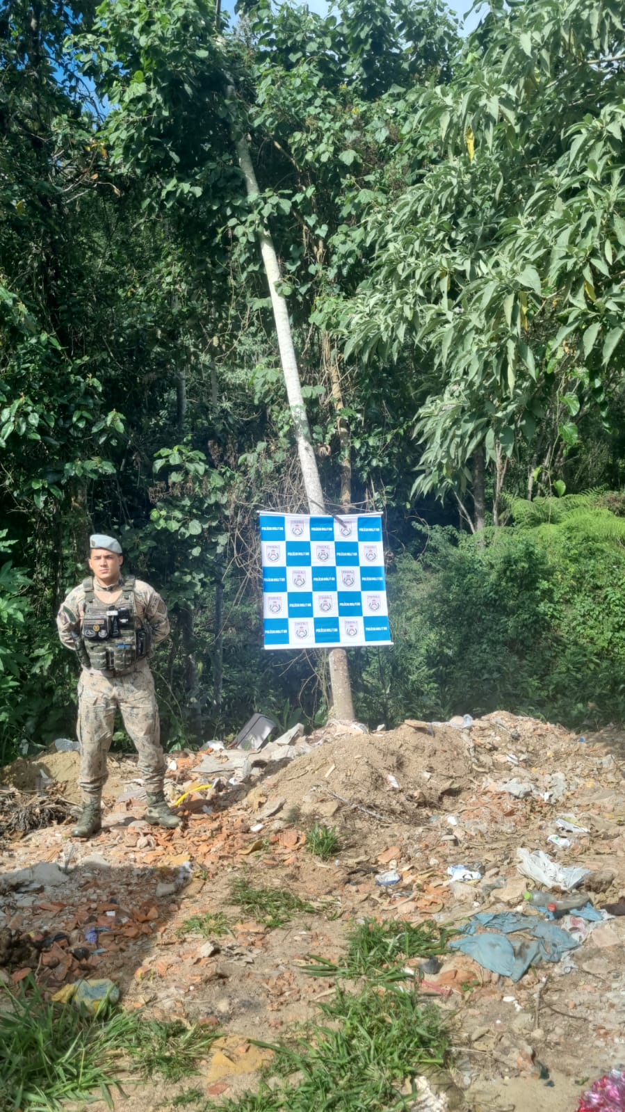 Resíduos de construção civil são encontrados perto de córrego em Teresópolis, com auxílio de denúncias feitas ao Linha Verde