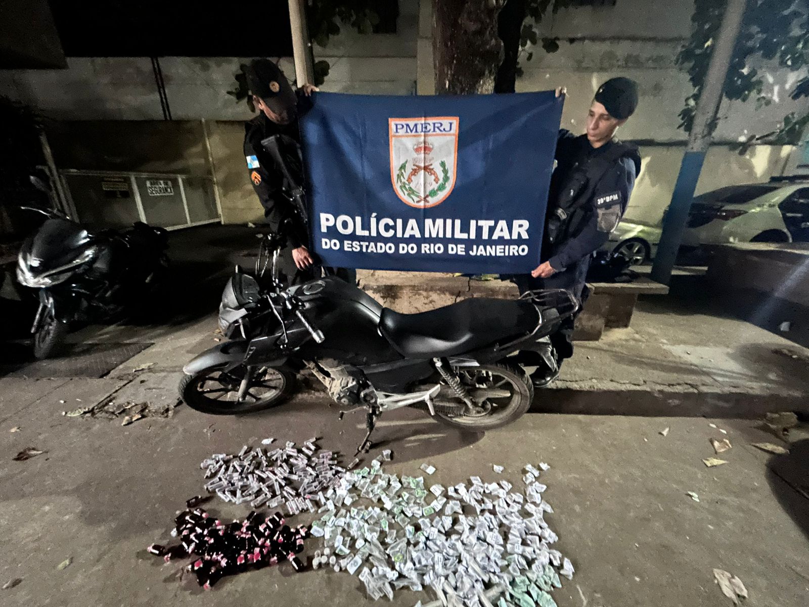 PM apreende moto e drogas em Belford Roxo, com ajuda do Disque Denúncia