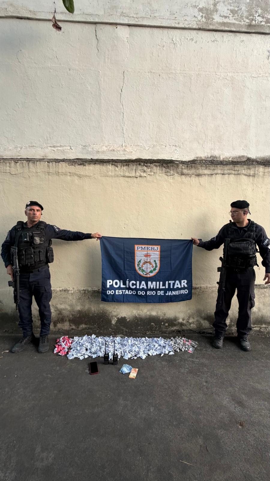 Militares do 39° BPM apreendem aparelho celular e drogas em Belford Roxo, com ajuda do Disque Denúncia