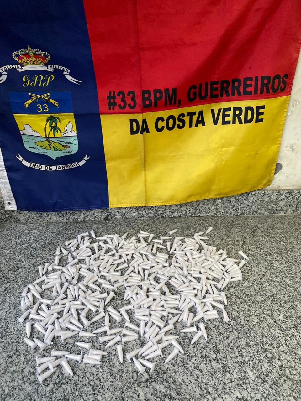Informações do Disque Denúncia levam polícia militar a apreender 400 pinos de cocaína em Angra dos Reis