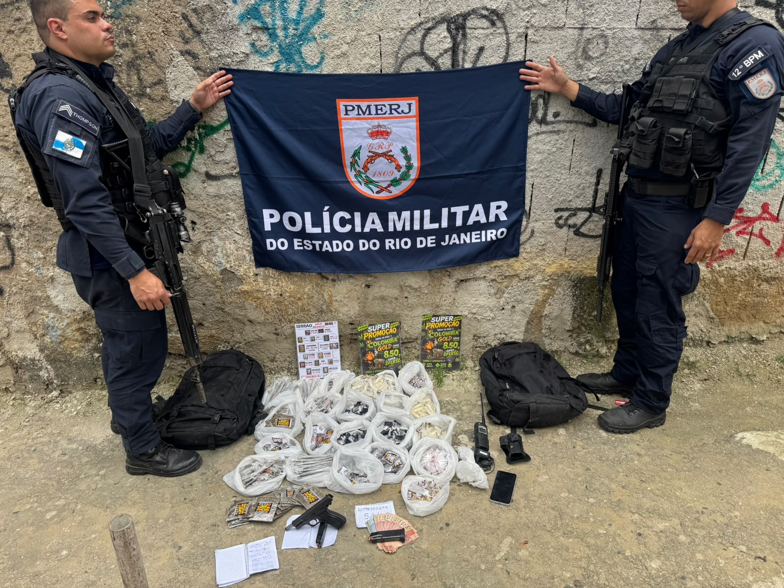 Disque Denúncia ajuda 12°BPM a apreender pistola, drogas e rádio transmissor em Niterói