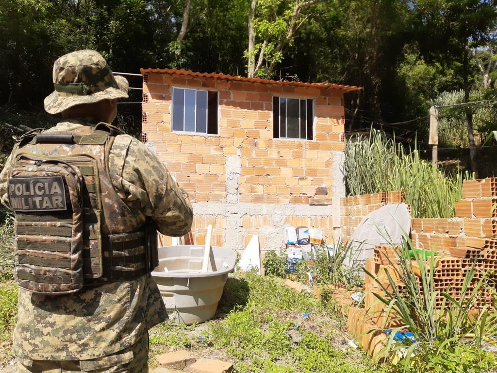 Polícia ambiental flagra construção irregular em Niterói