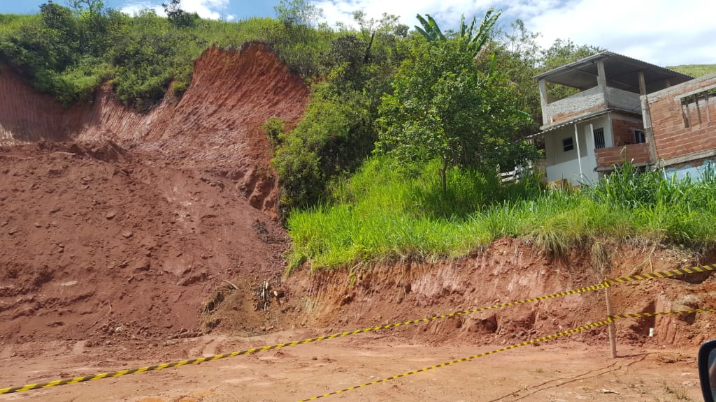 Polícia encontra grande terreno em Magé utilizado para realização de extração mineral