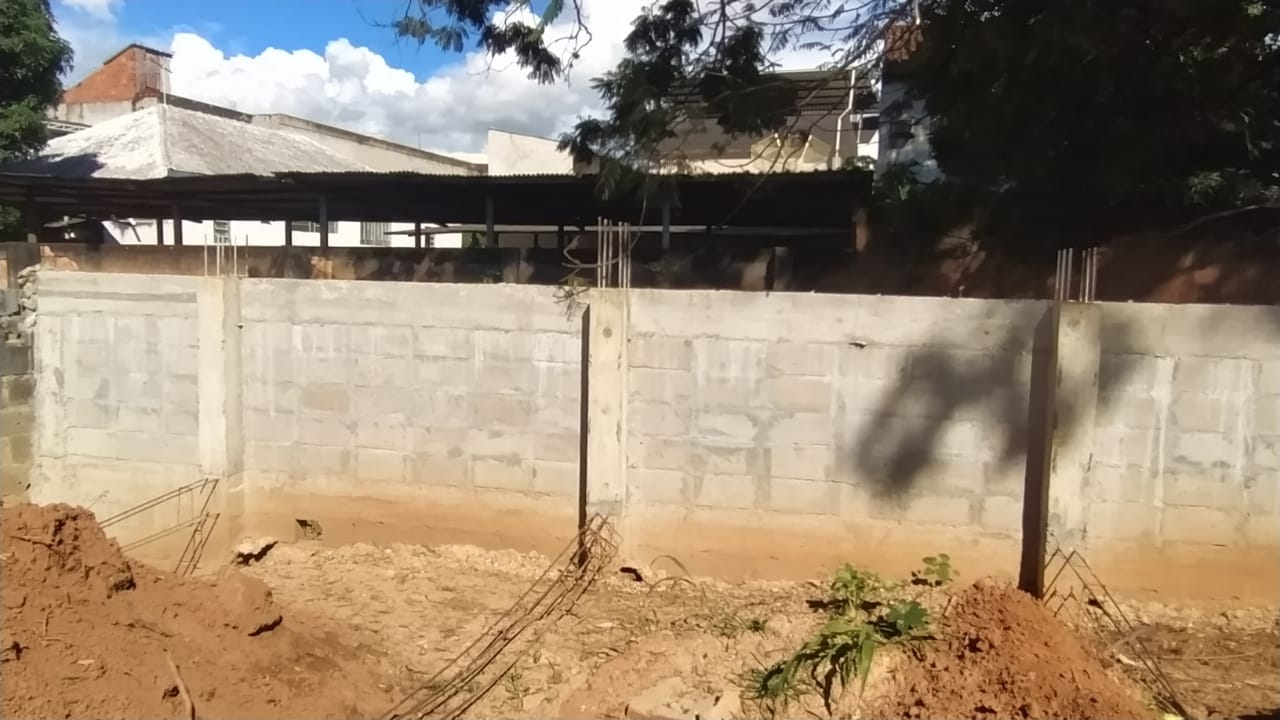 Muro construído de forma irregular em área de preservação é identificado pela polícia