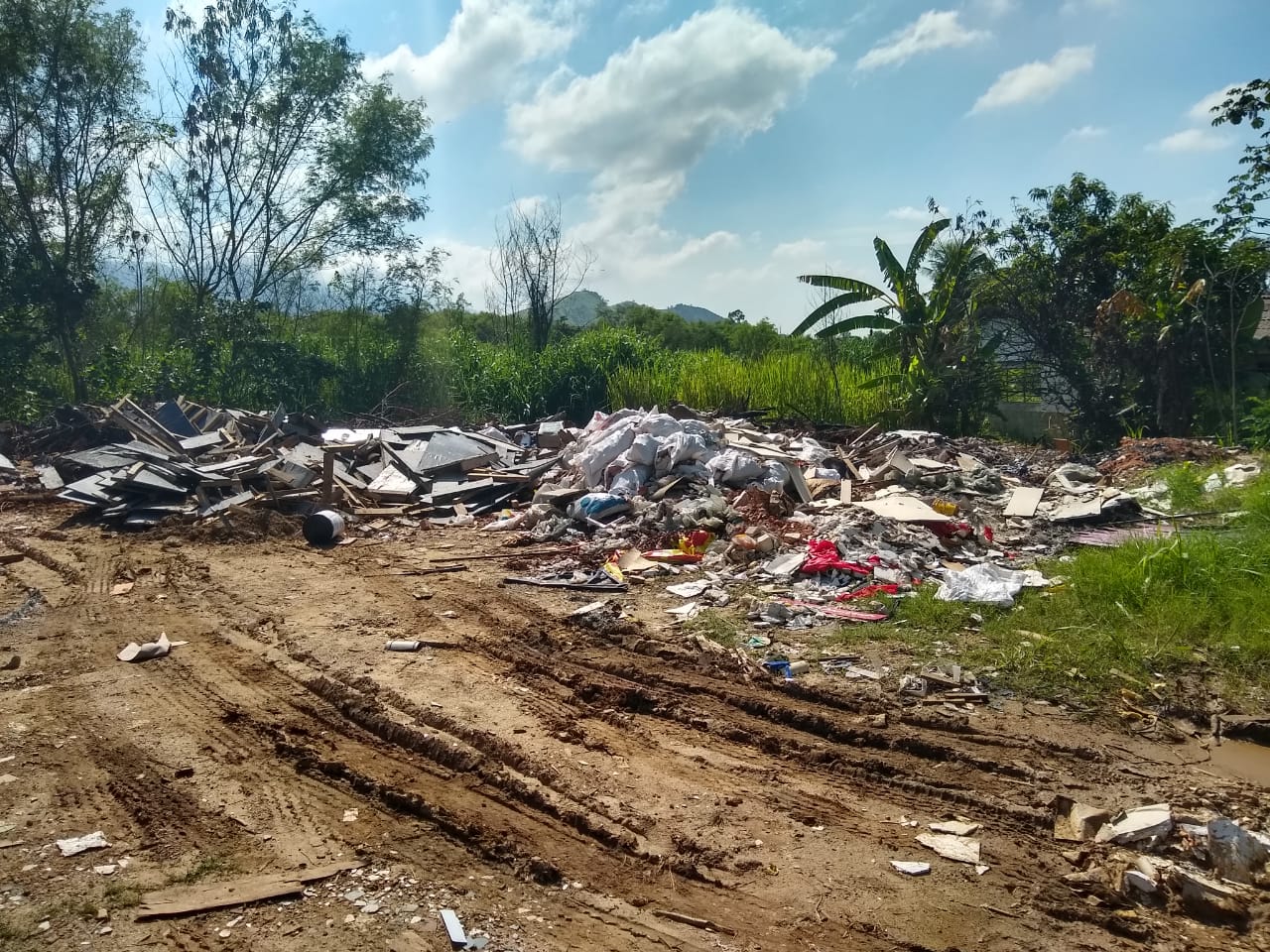 Denúncia leva policia ambiental a identificar terreno para despejo de lixo e entulho