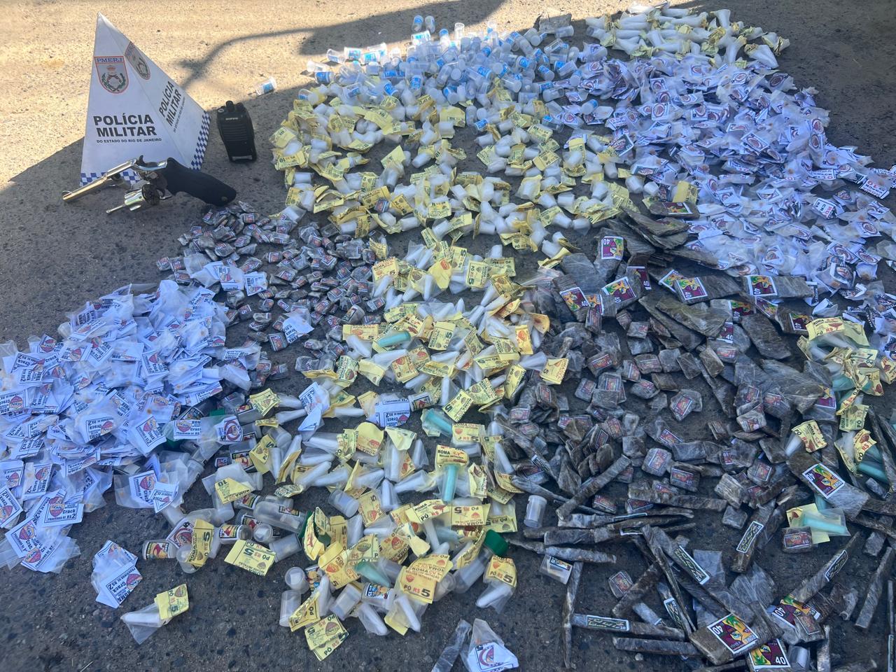 Polícia Militar apreende arma, rádio transmissor e grande quantidade de drogas em Mesquita após denúncia do Disque Denúncia